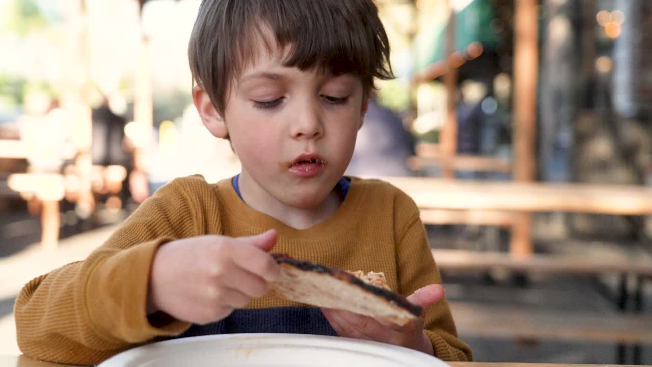 一个小男孩在吃披萨视频下载