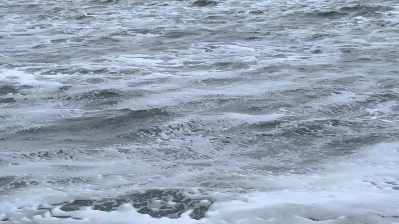 海浪静静地移动着。静态4 k拍摄视频素材