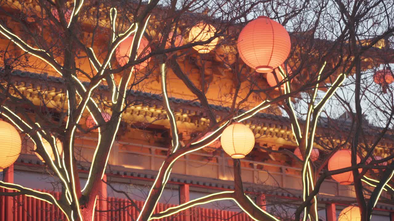 街上掛滿燈籠慶祝中國新年視頻購買