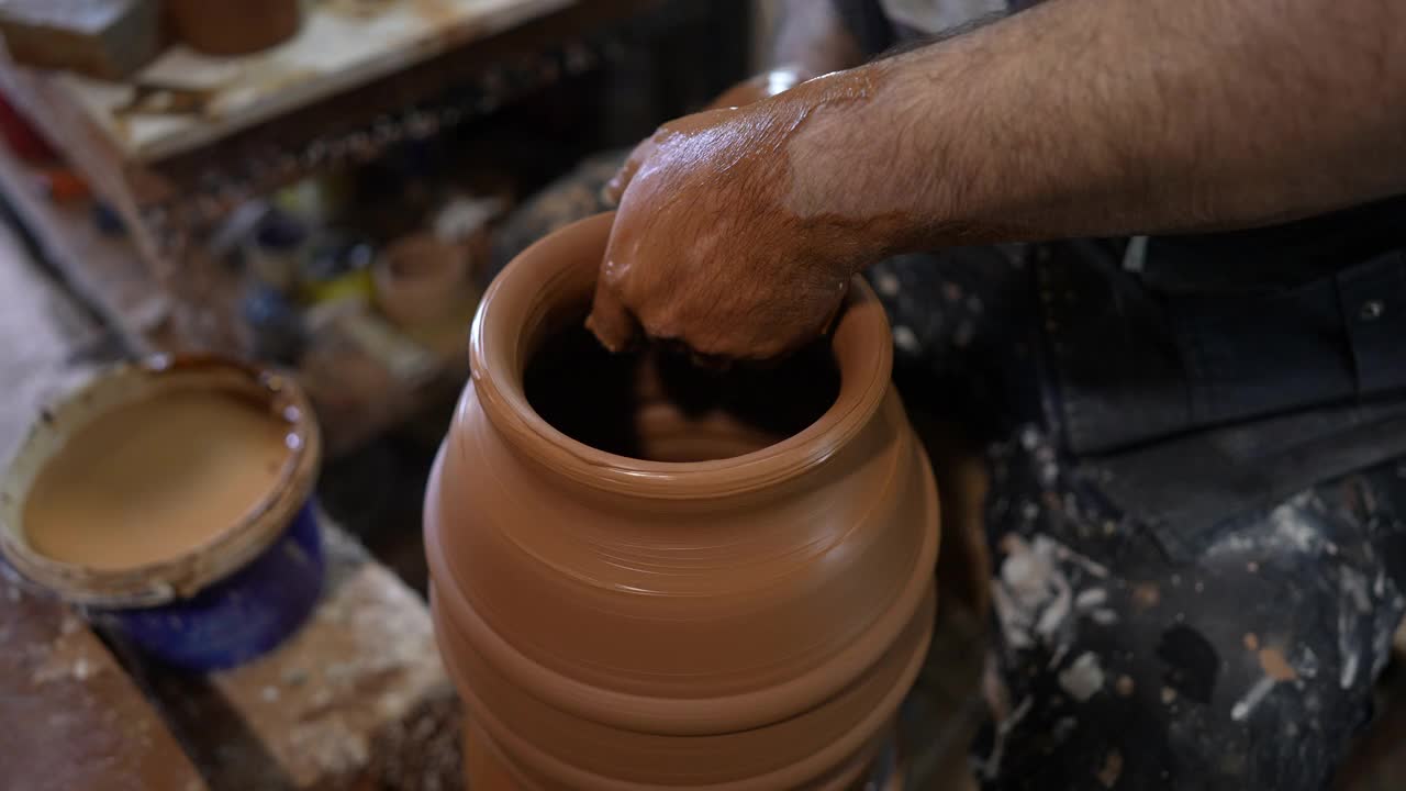 陶工的双手，创造了一个陶土花盆视频下载