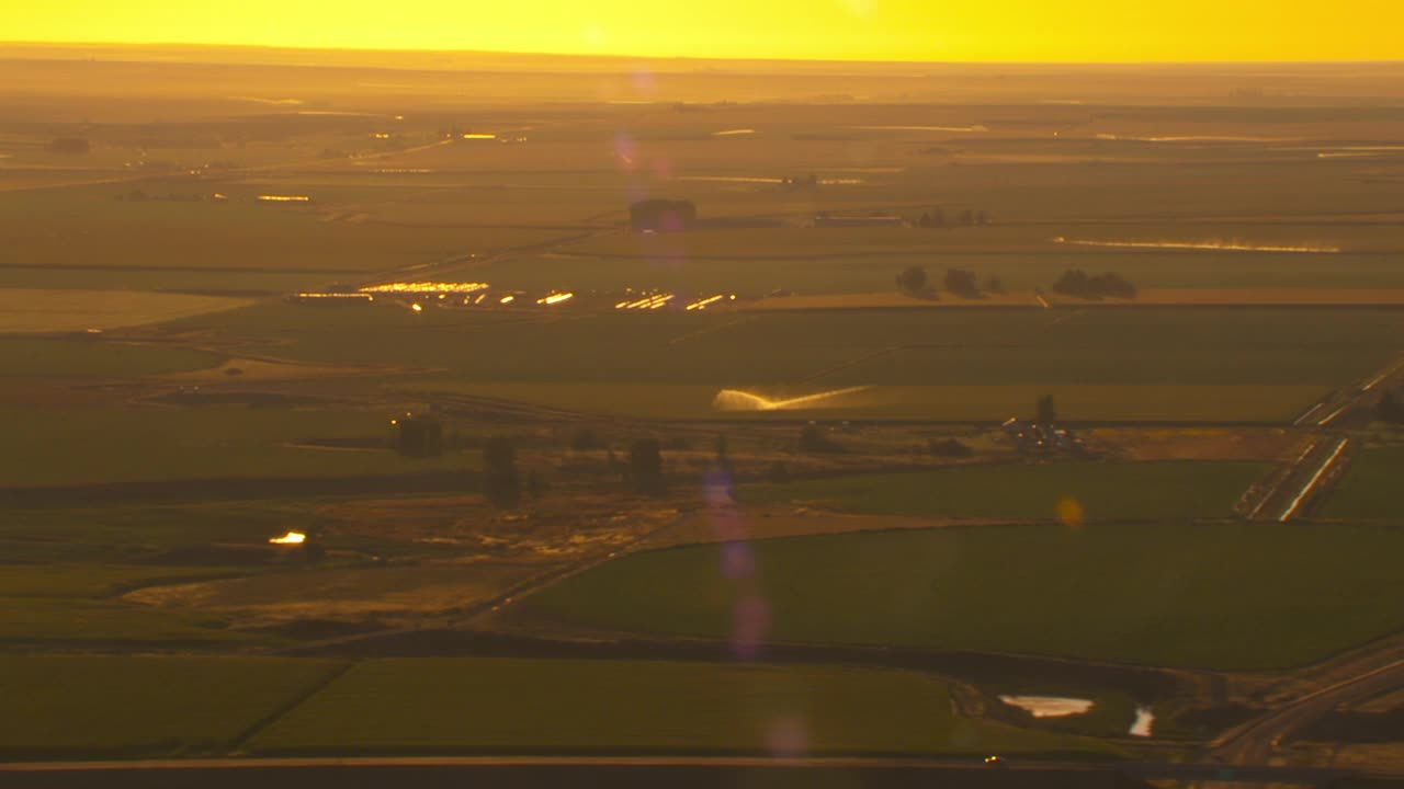 日落景观，以灌溉的土地，农场和农业。视频素材