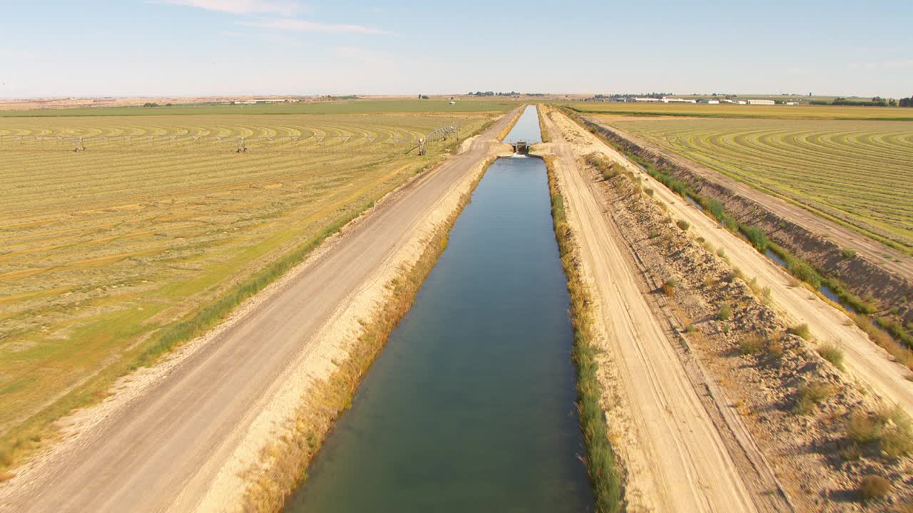 飞流直下用于农业灌溉的大运河。视频下载