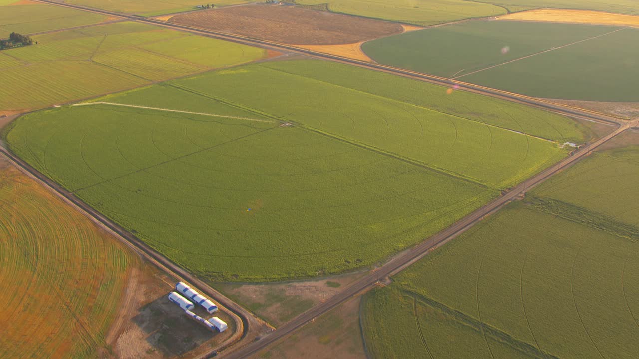 大型农田的中心支点灌溉系统。视频素材