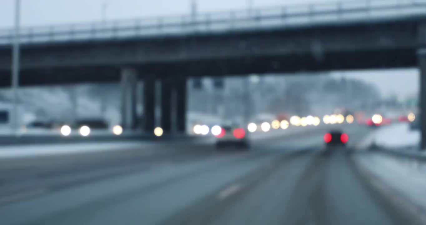 从汽车上看冬季公路交通的散焦视频素材