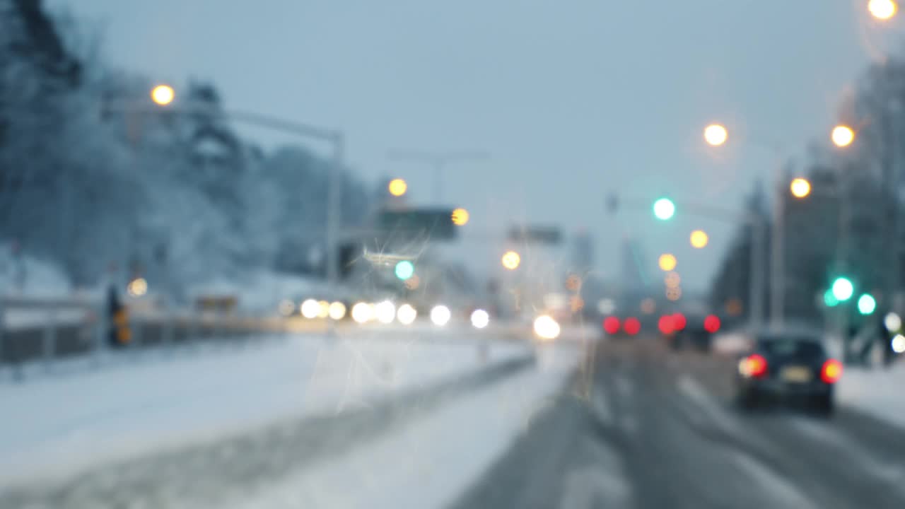 从汽车上观看的冬季交通散焦视频素材