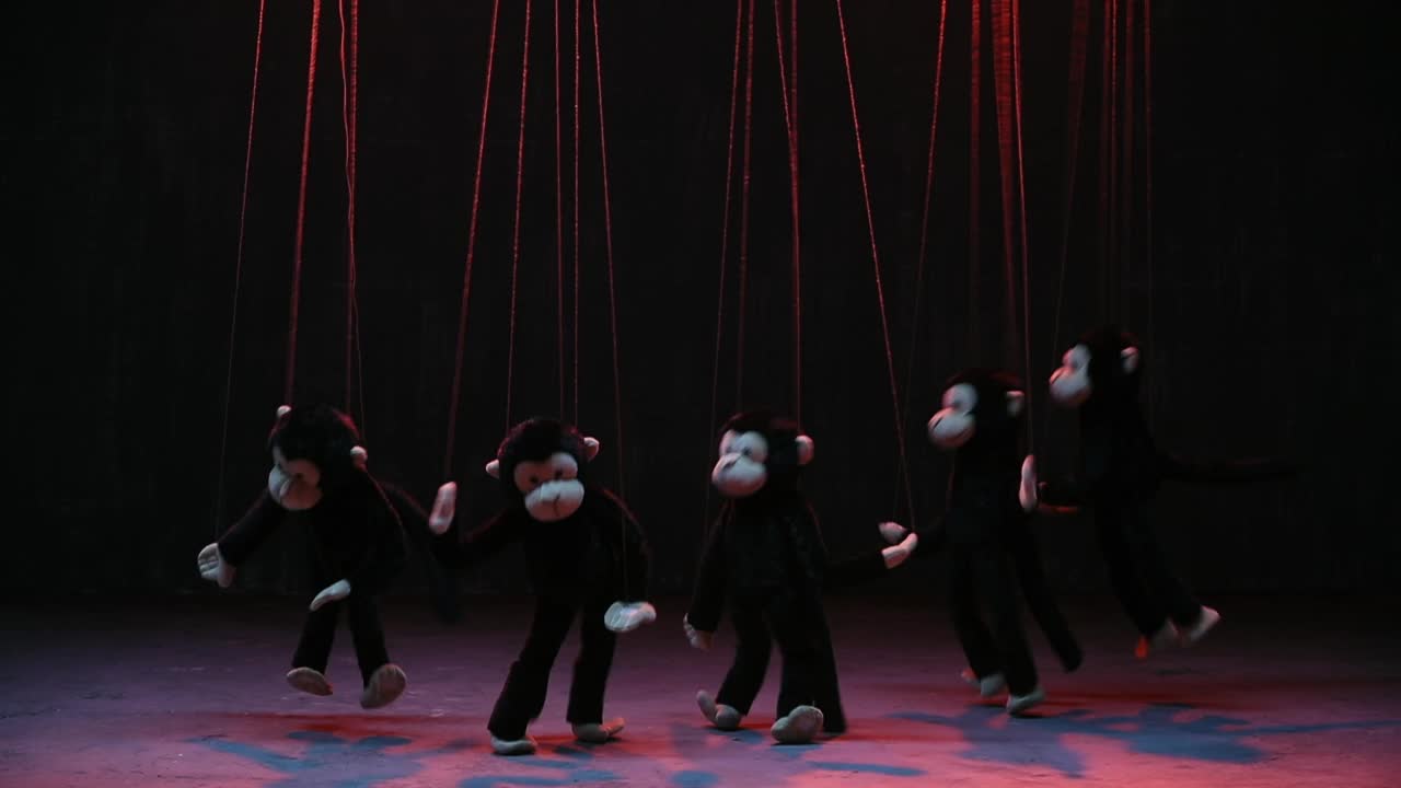 中等拍摄的猴子木偶在木偶表演期间在舞台上跳舞视频下载