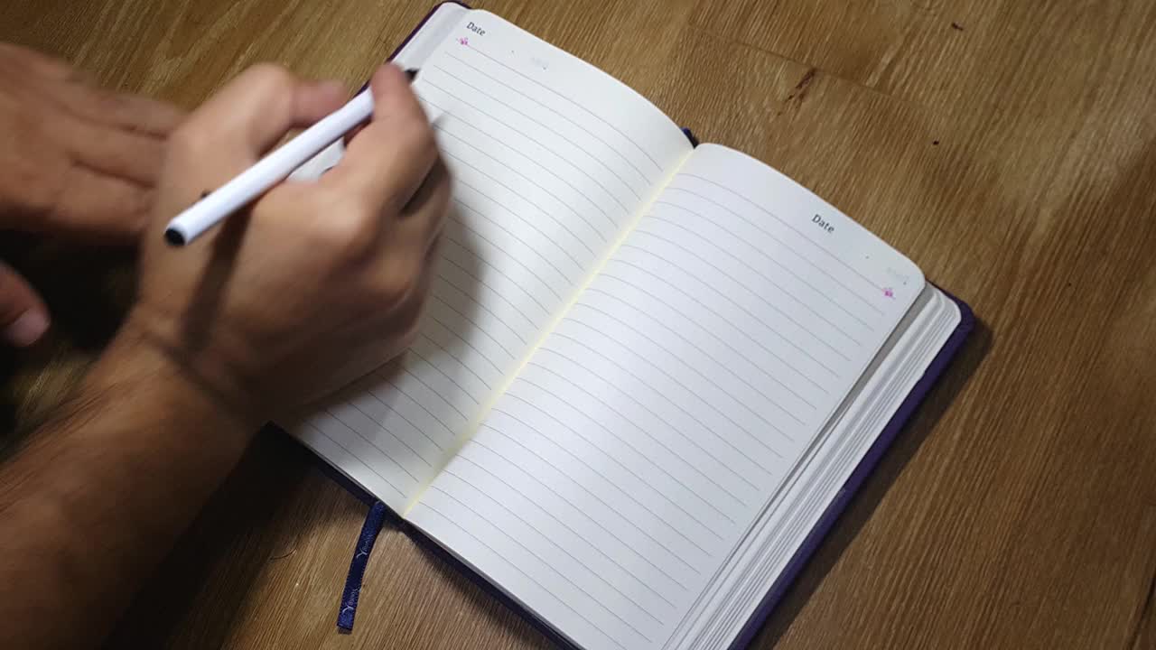 特写查看写重要的笔记在日记视频下载