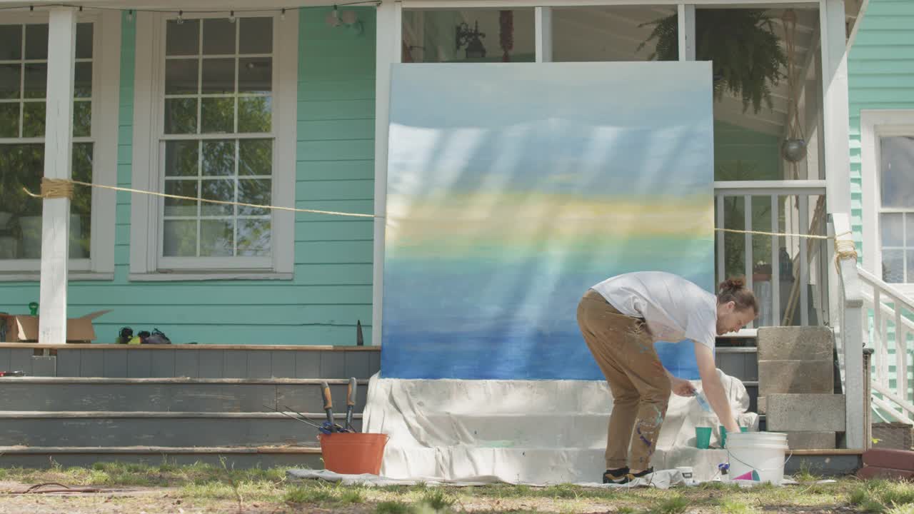 勤劳的画家在他们的户外工作室里创作壁画视频素材
