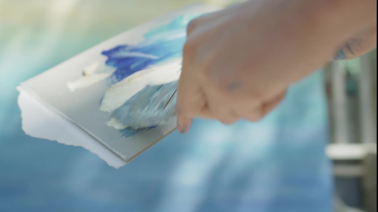 加州艺术家在室外作画时在临时调色板上混合颜料颜色视频素材