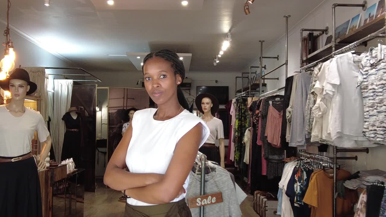 服装店女企业家双臂交叉微笑视频素材