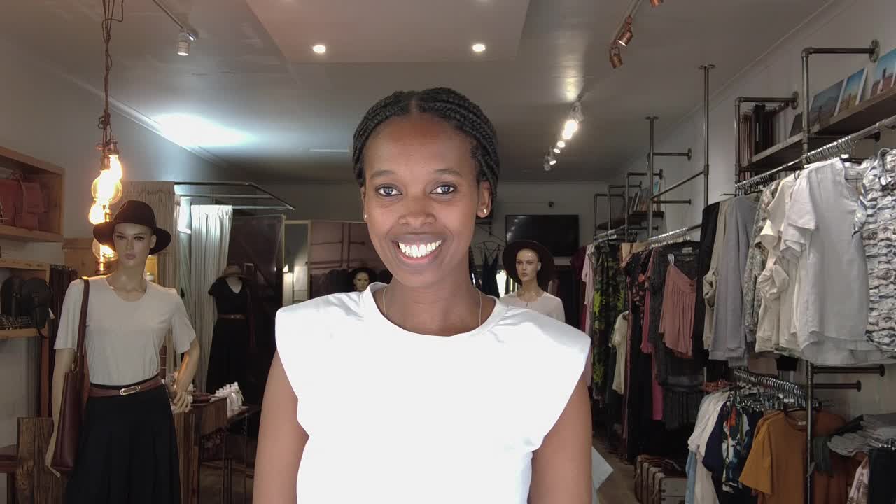 服装店女企业家双臂交叉微笑欢迎视频素材