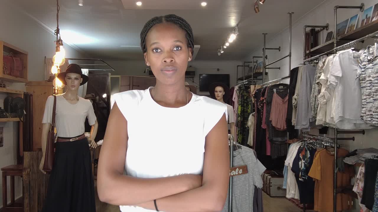 服装店女企业家欢迎微笑多莉进来视频素材