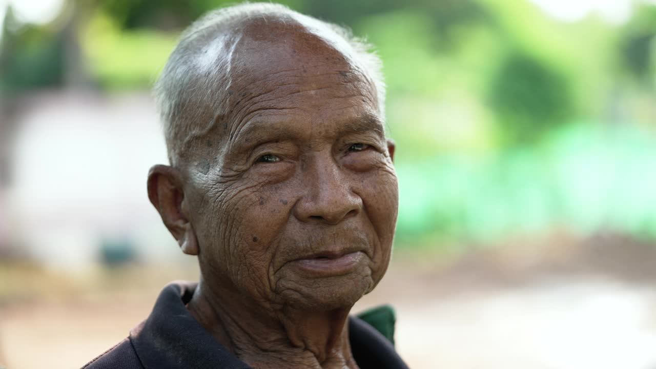 快乐的亚洲老年人，老人看着相机和微笑。视频下载