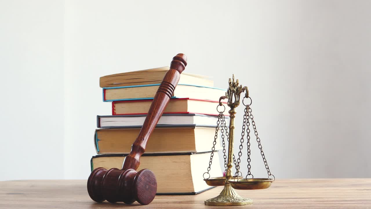 正义、法律和法理学的概念。律师事务所律师桌上的法律书籍。视频素材
