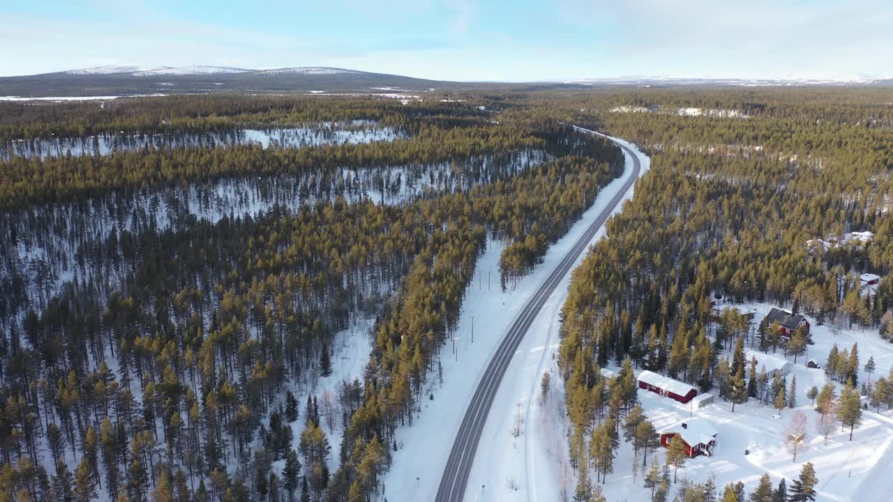 冬季道路穿过一片森林景观视频下载