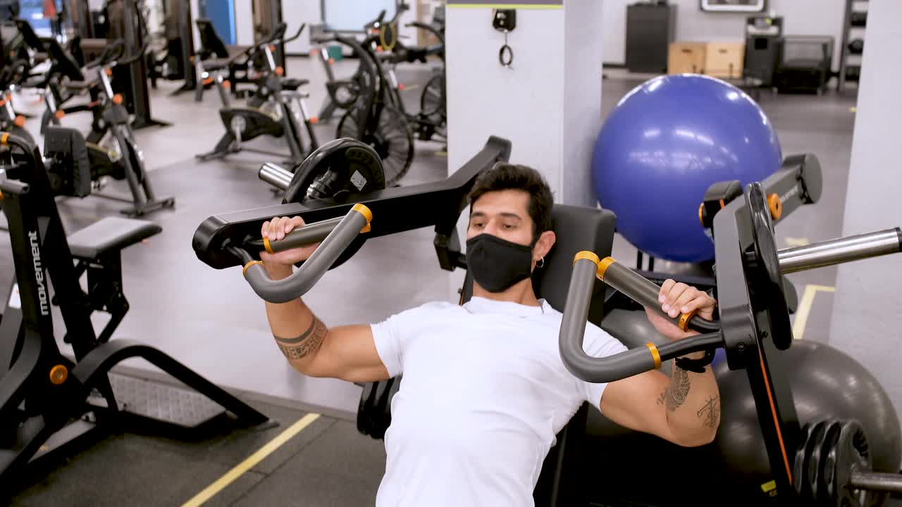 戴着防护面罩的健身器材的拉丁人视频下载