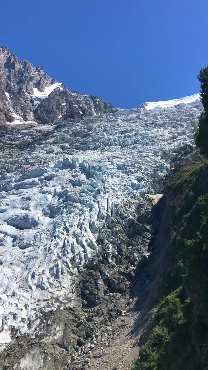 夏蒙尼附近的Bossons冰川，背景中的Aiguille du Midi视频下载