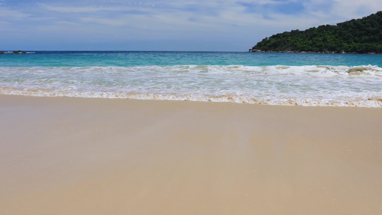 令人惊叹的泰国普吉岛热带岛屿海滩，海滩上的阳光在夏天，蓝色的绿松石海和白色的沙滩背景。视频素材