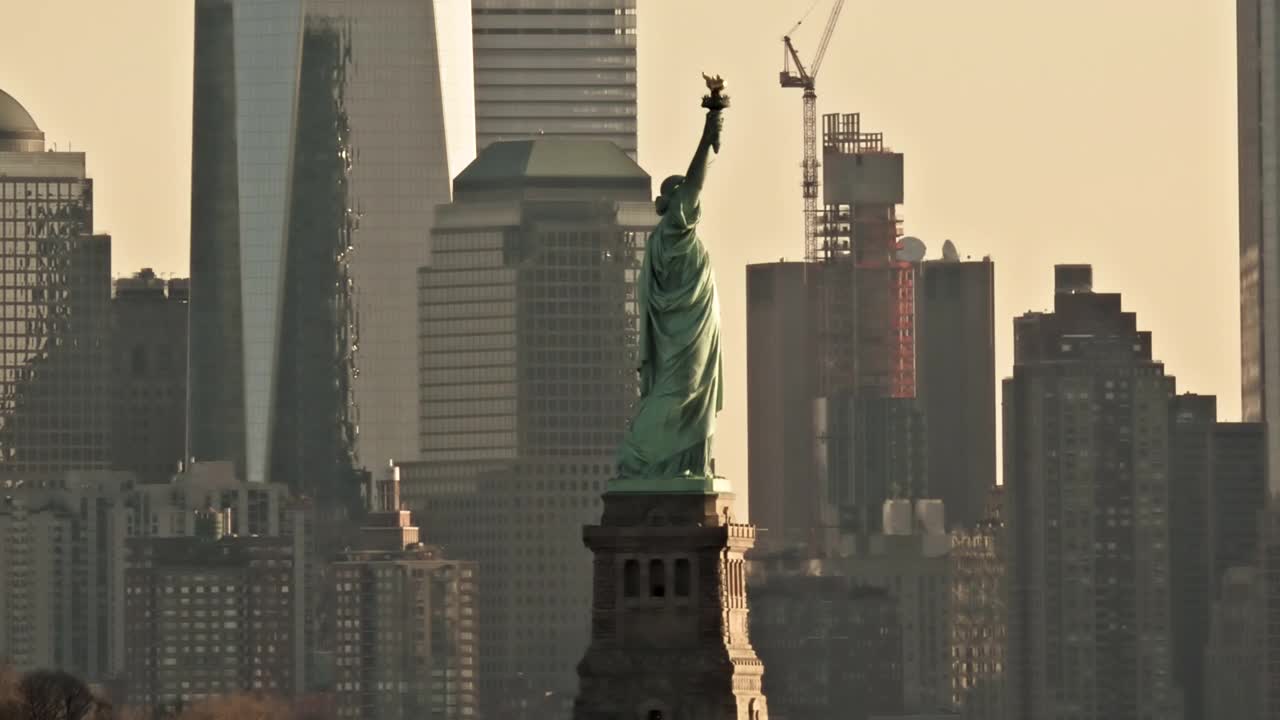 自由女神像和曼哈顿背景4K视频素材