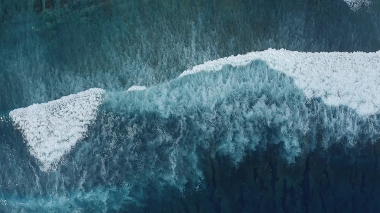 慢鏡頭俯視圖的海泡沫迷人的濺起的波浪視頻素材