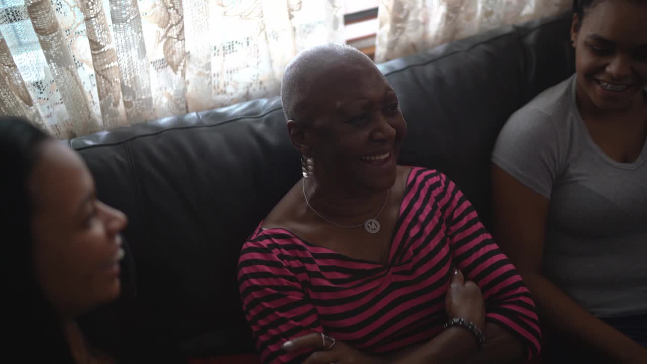 祖母和女儿在家里放松和聊天视频下载