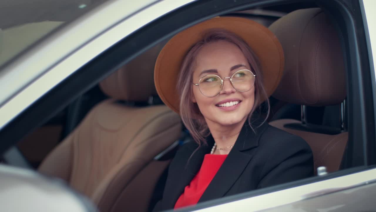 微笑的女人拿着她新车的钥匙视频下载