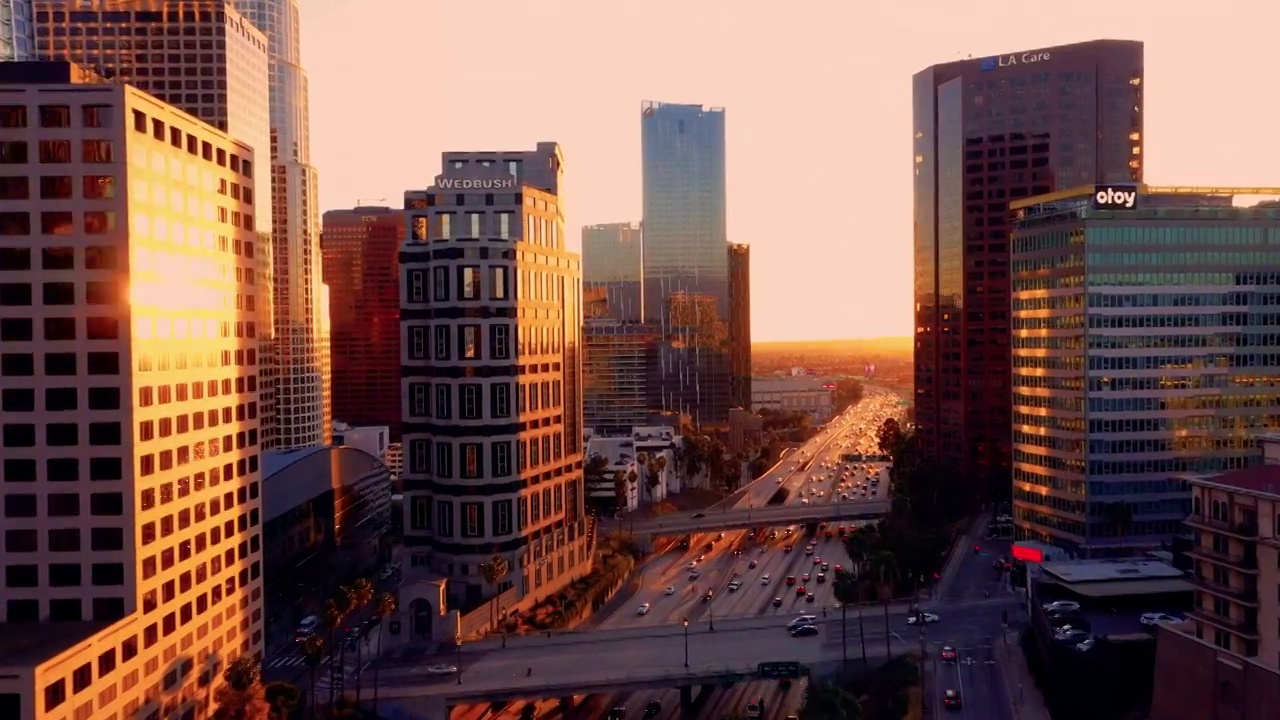 4K無人機日落時洛杉磯市中心的視頻，作為穩固的鏡頭視頻素材