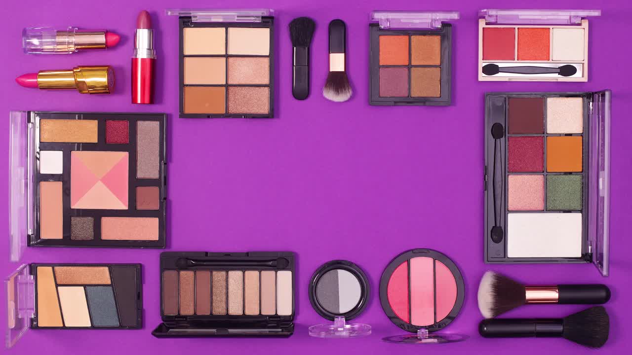化妆化妆品的框架移动在紫色的背景与复制空间。停止运动视频下载