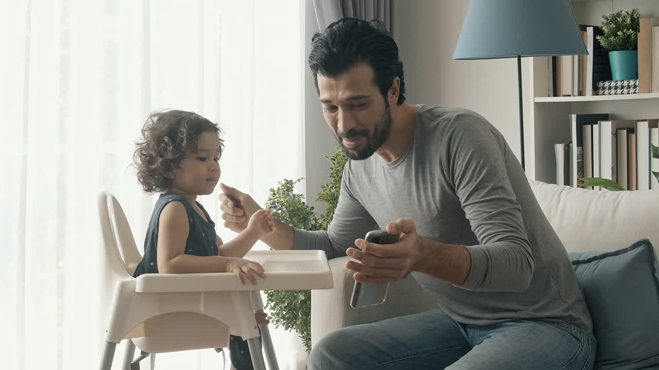 父亲和孩子玩手机。视频素材