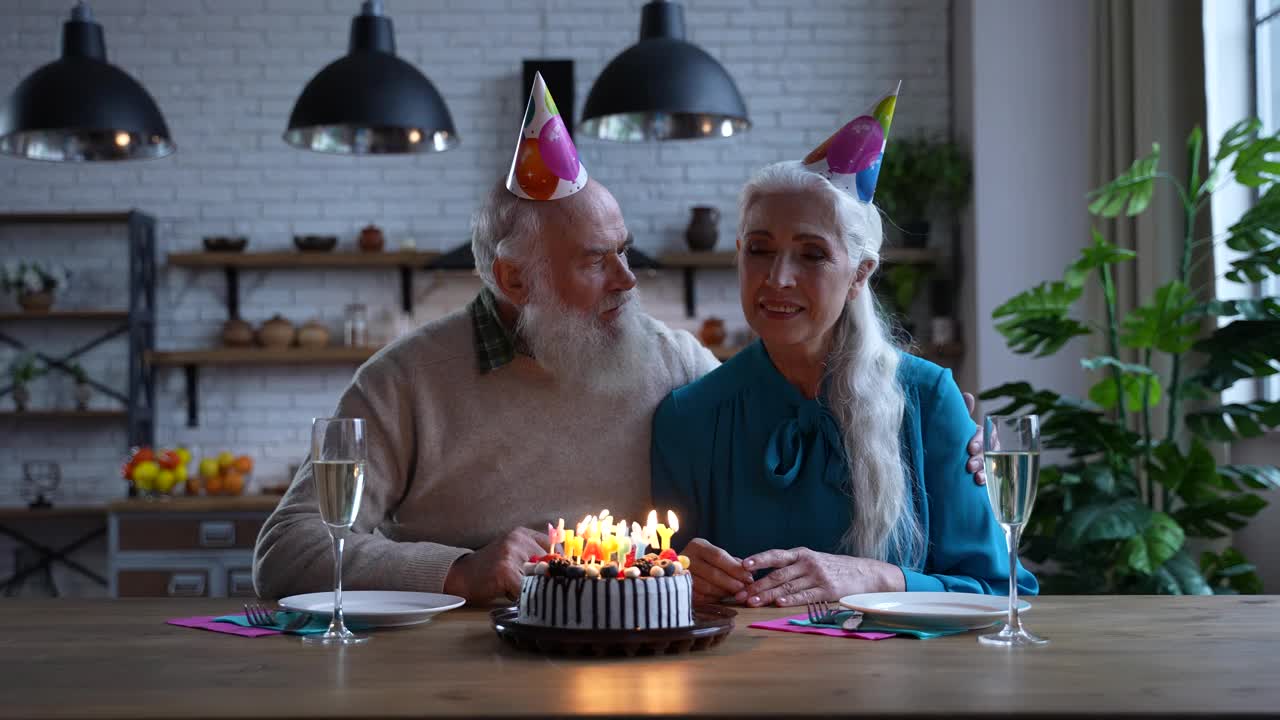 喜气洋洋的老夫妇庆祝生日视频下载