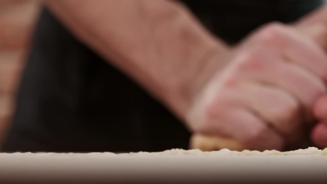 男子制作意大利面面团的特写。厨师揉面视频素材