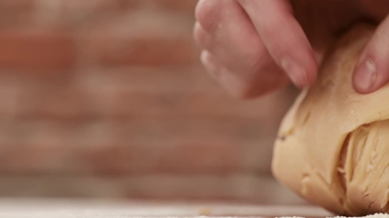男子制作意大利面面团的特写。厨师揉面视频素材