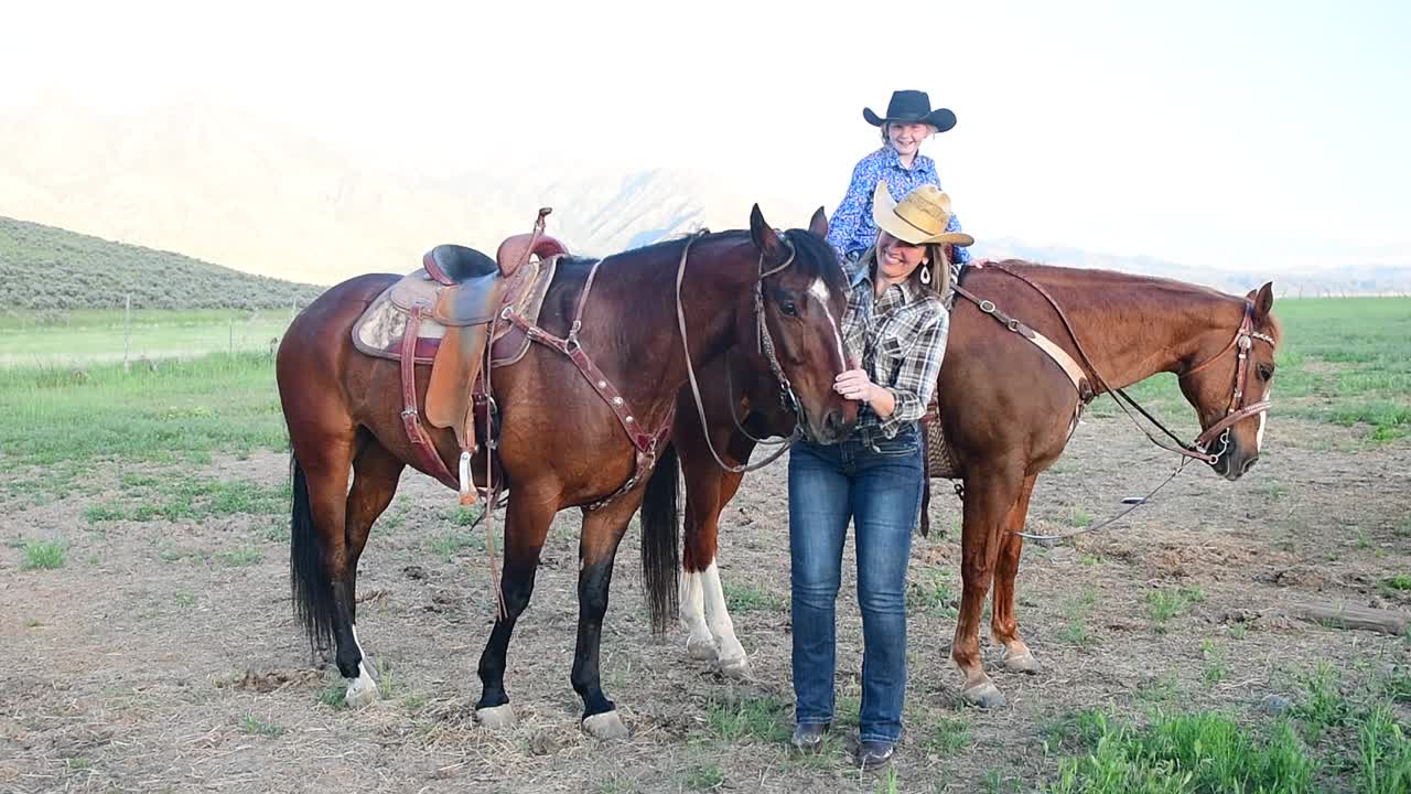 犹他州，一名女子在和女儿骑马后休息视频下载