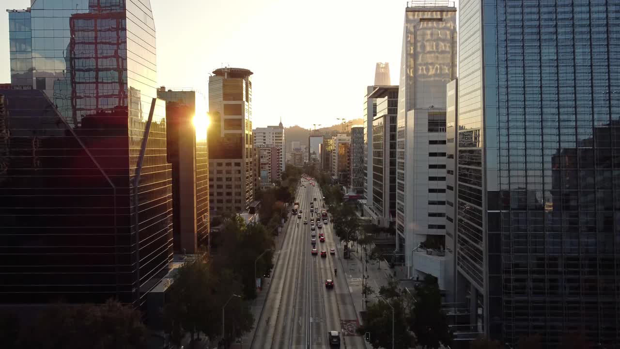 位于智利圣地亞哥的阿波昆多大道上的現代摩天大樓視頻素材