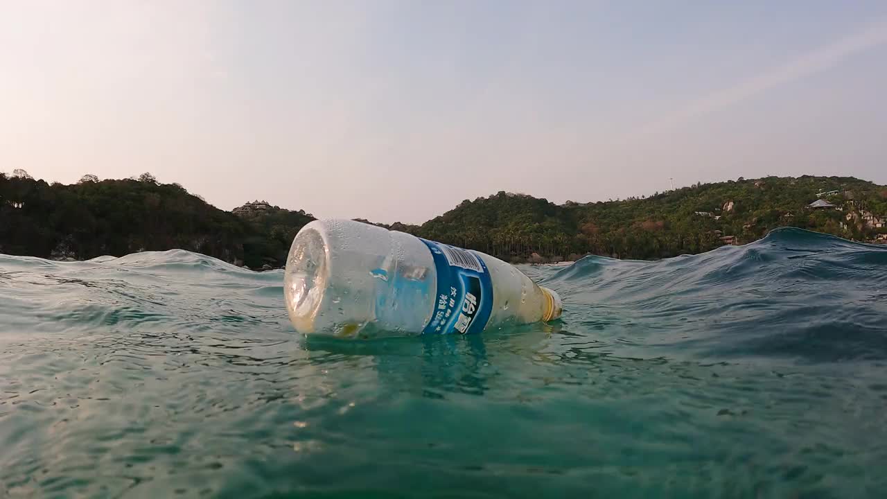 漂浮在海上的塑料瓶视频下载