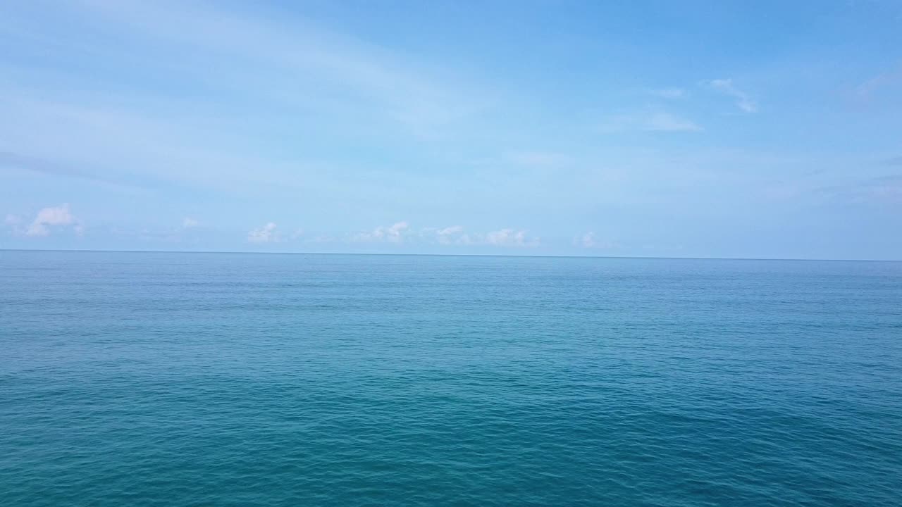 普吉岛海滩海，海滩海在夏天的阳光。泰国普吉岛卡塔海滩。视频素材