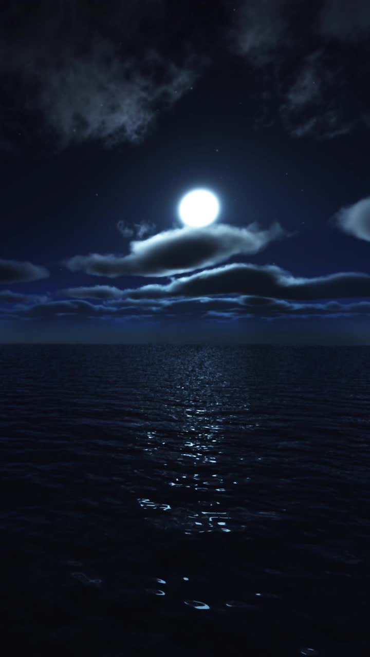 云随着月亮在海面上流逝视频素材