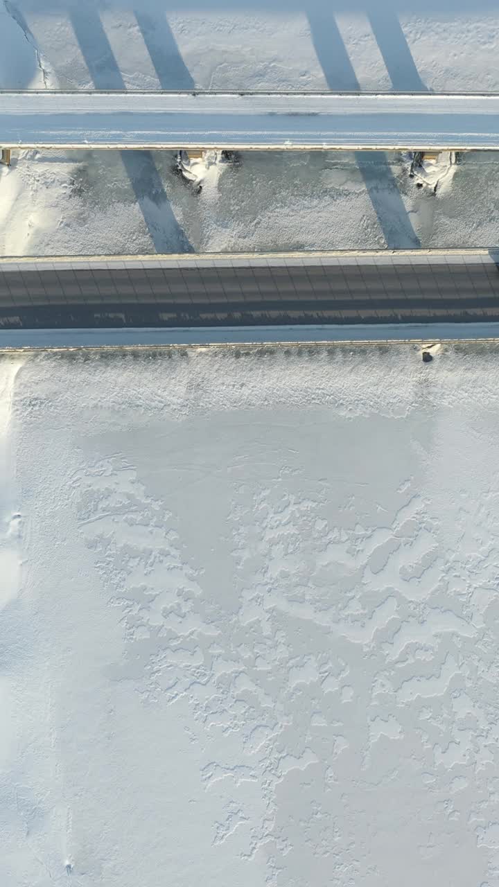冬季扫雪机过桥视频素材