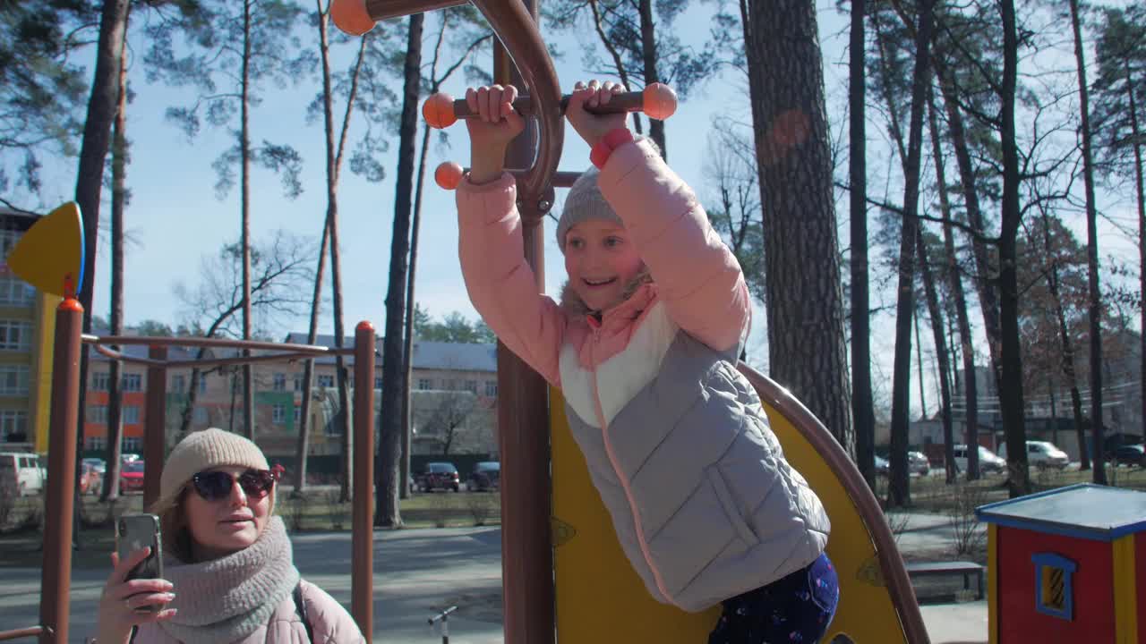 和妈妈在公园里运动的女孩视频素材