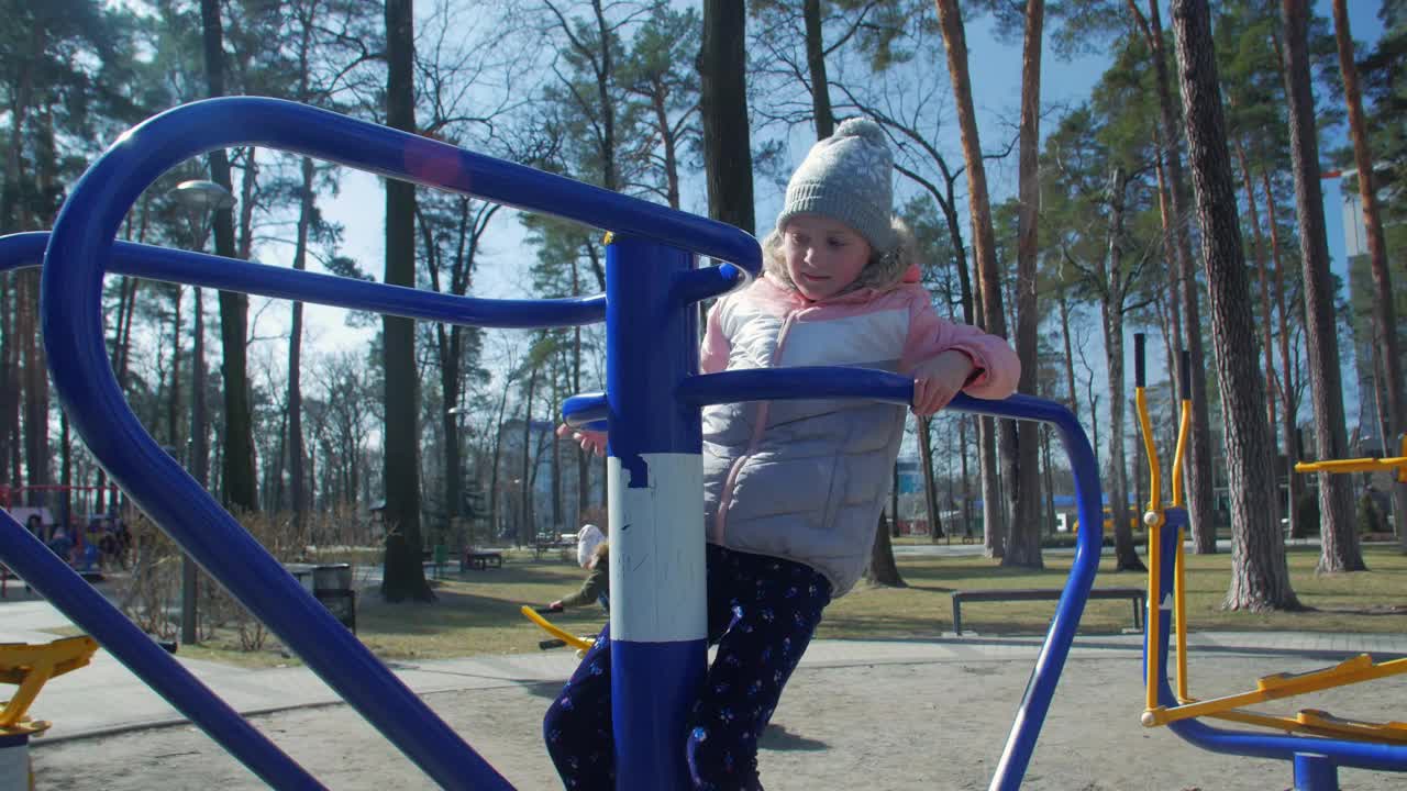 公园里运动器材上的女孩视频素材