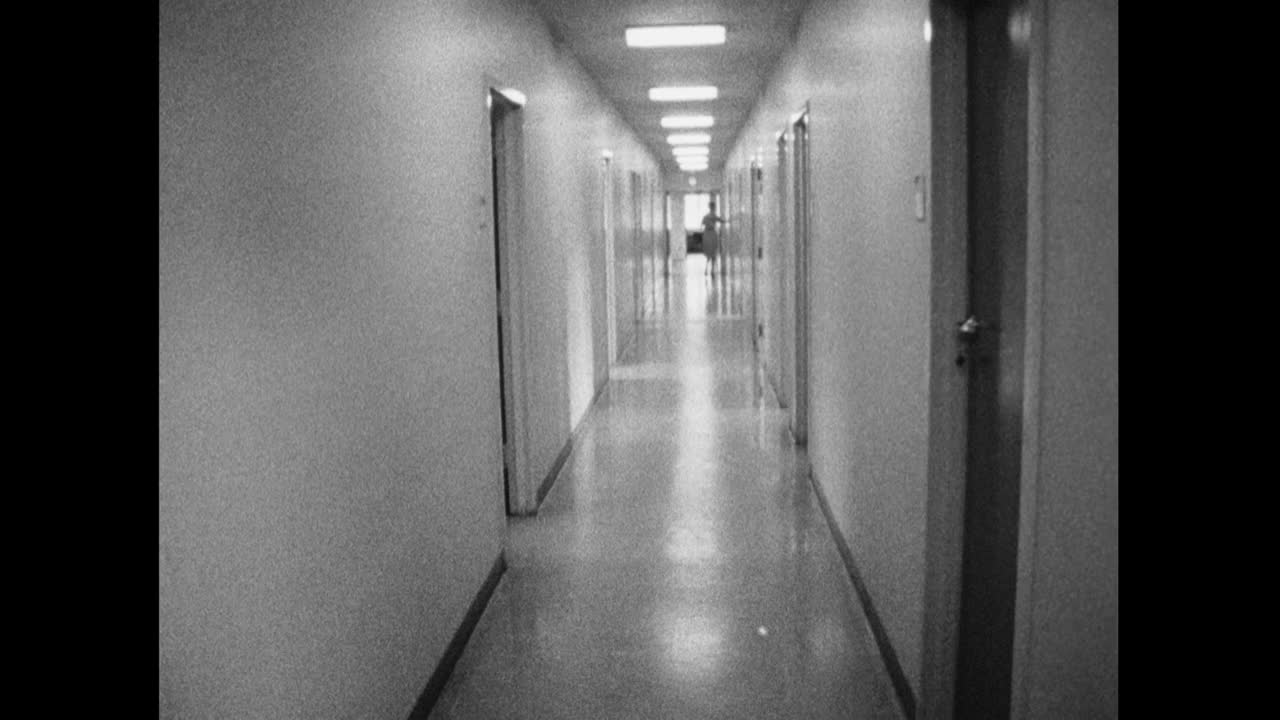 20世纪60年代，一个女人拿着文件走过走廊;1964视频下载