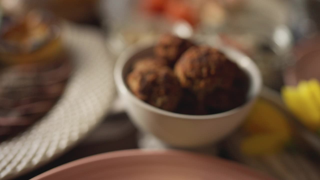 瑞典复活节餐桌上自制的肉丸子视频素材
