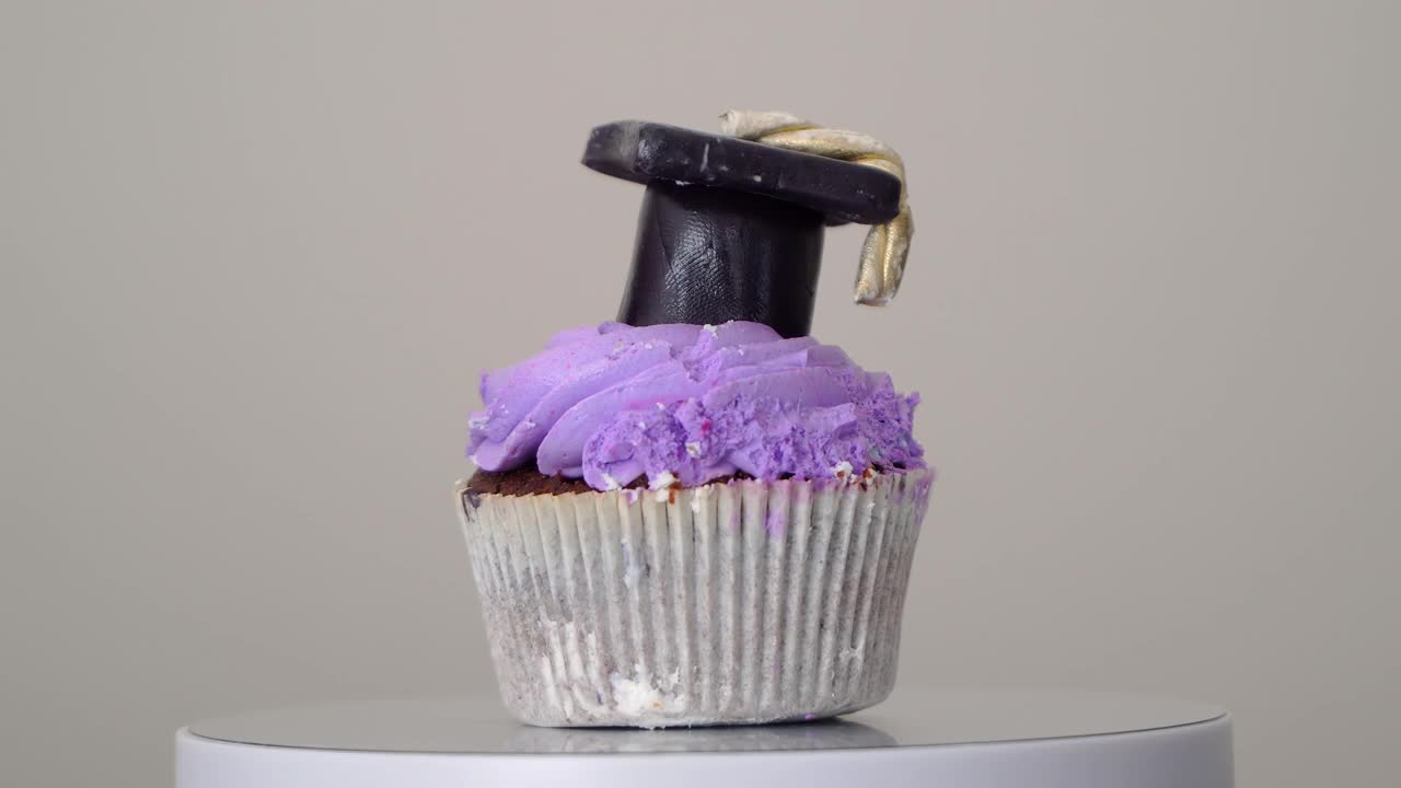 紫色巧克力纸杯蛋糕装饰毕业派对视频下载