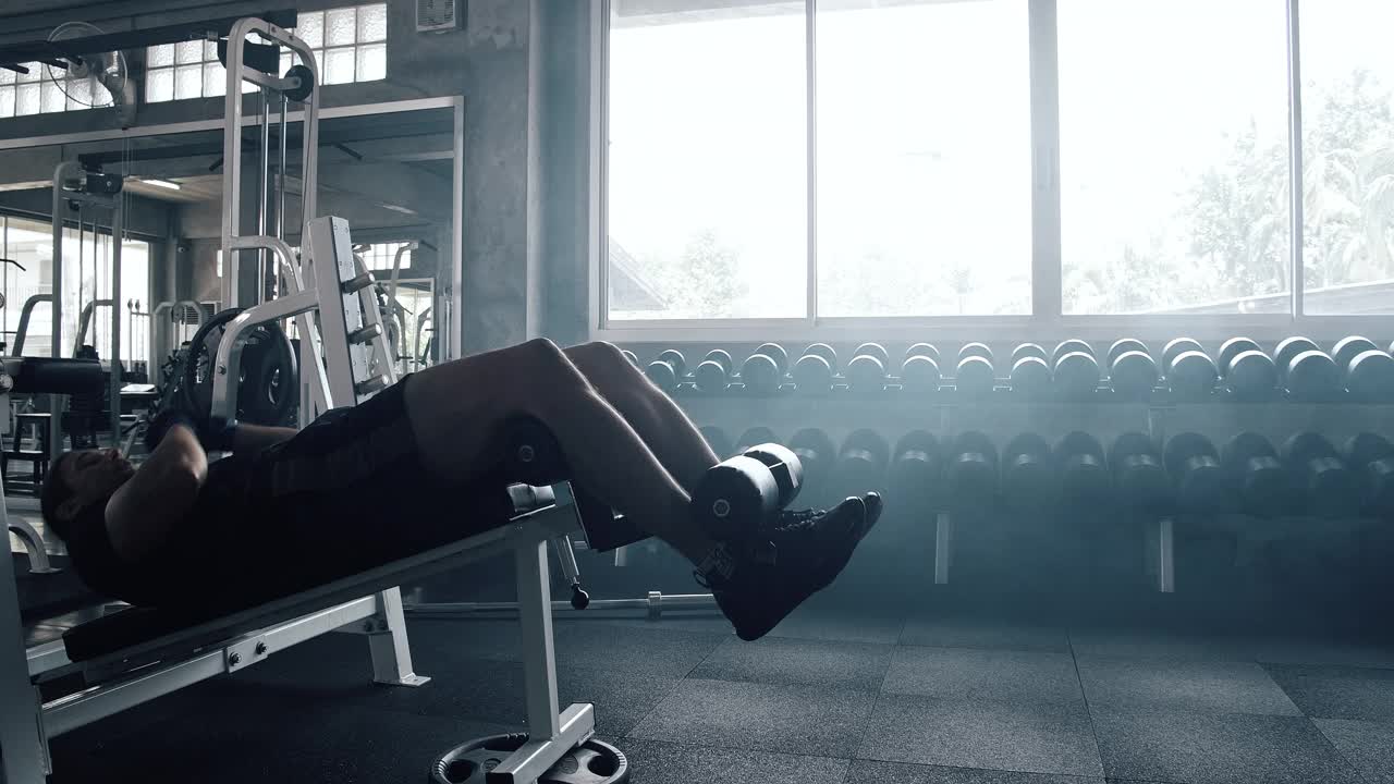 在健身房快速坐起来。视频下载