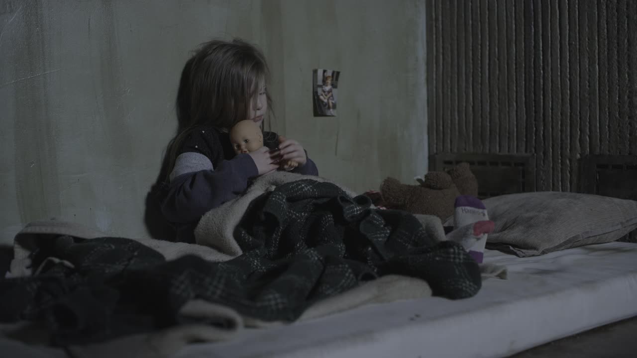 用摇盘拍摄的女孩抱着娃娃坐在地板上的床垫上/美国犹他州雪松山视频下载