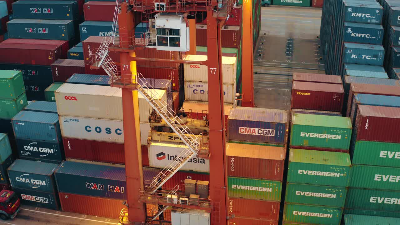 一个繁忙港口的集装箱无人机视图视频下载