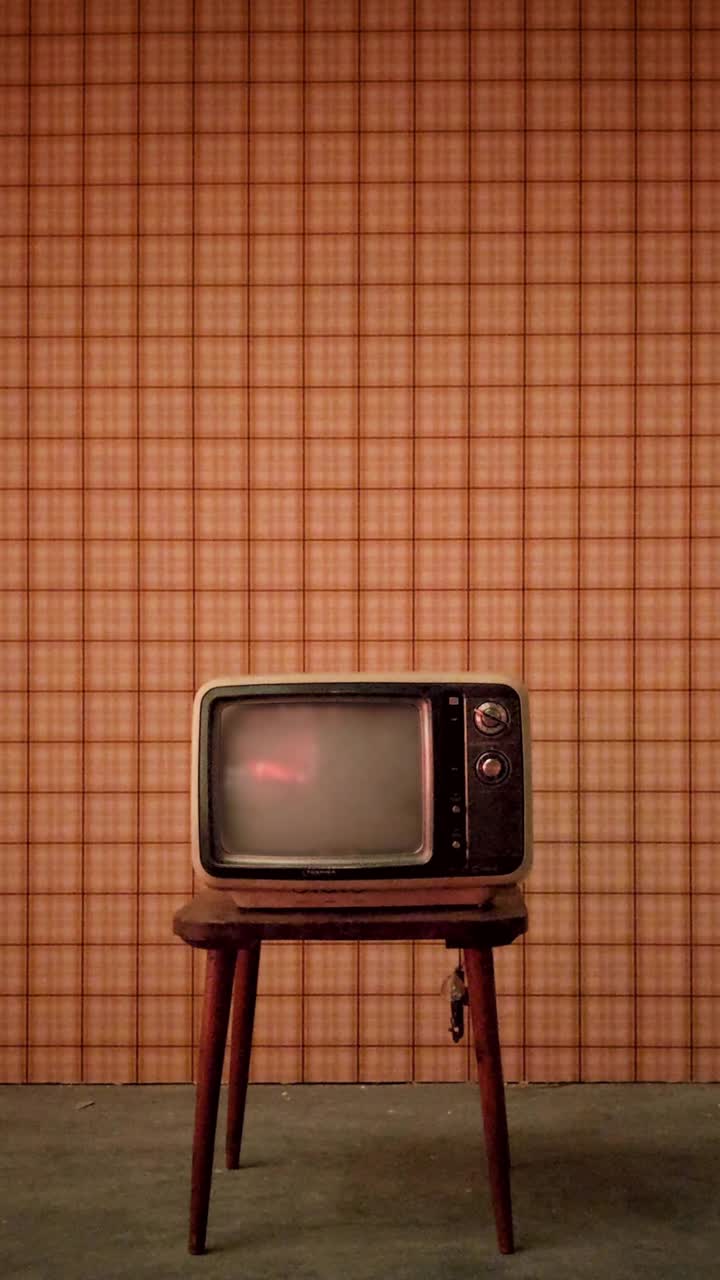 復古電視在一個復古的房間與彩色鍵屏幕視頻素材