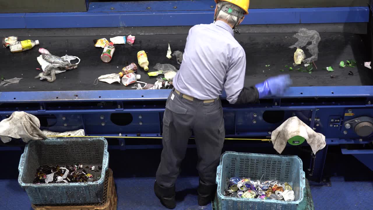 一个在回收工厂工作的高级职员视频下载