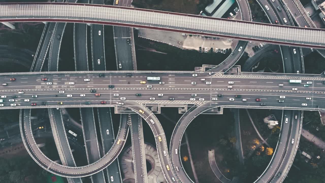 复杂立交桥及繁忙交通的天桥鸟瞰图视频素材