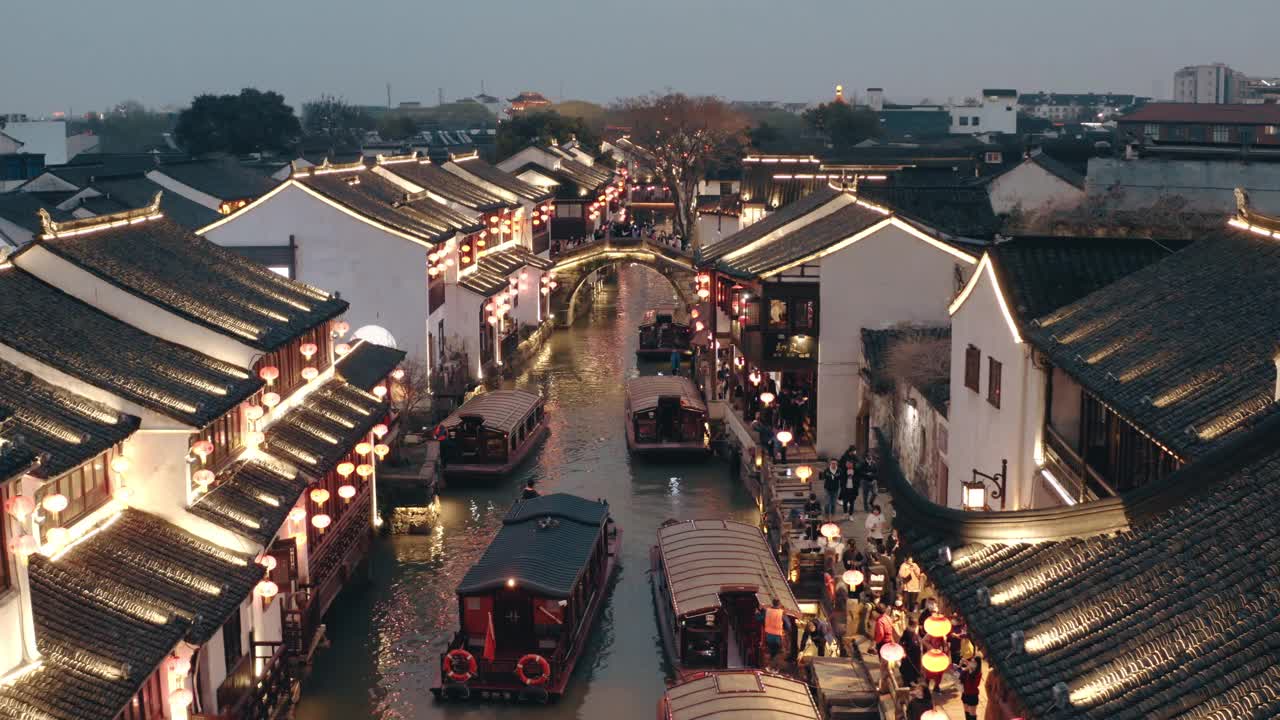 夜间，中国苏州运河镇的无人机拍摄。视频下载